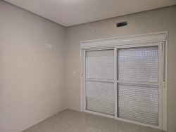 Casa com 04 dormitórios, sendo 01 suíte na região central da Lomba Grande 