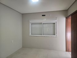 Casa com 04 dormitórios, sendo 01 suíte na região central da Lomba Grande 
