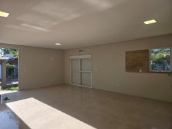 Casa com 04 dormitórios, sendo 01 suíte na região central da Lomba Grande 