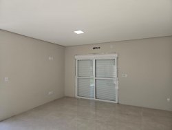 Casa com 04 dormitórios, sendo 01 suíte na região central da Lomba Grande 