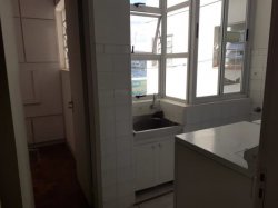 Apartamento com 02 dormitórios, sendo 01 suíte para locação no Centro 