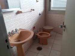 Apartamento com 02 dormitórios, sendo 01 suíte para locação no Centro 