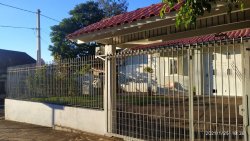 Casa de esquina com 03 dormitórios no bairro Guarani 