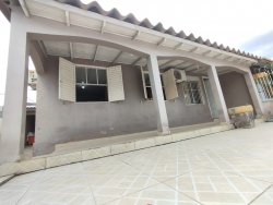 Casa com 04 dormitórios no bairro Canudos 