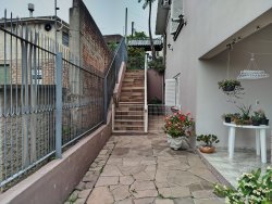 Casa com 03 dormitórios, sendo 01 suíte no bairro Operário 