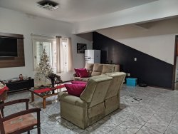 Casa com 03 dormitórios, sendo 01 suíte no bairro Operário 