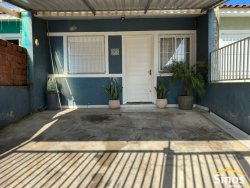 Casa com 03 dormitórios no bairro Lomba da Palmeira 