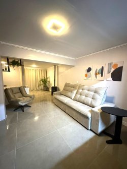 Casa com 03 dormitórios no bairro Lomba da Palmeira 