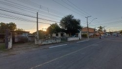 Terreno de esquina com construção no bairro Canudos 