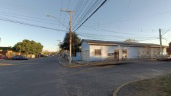 Terreno de esquina com construção no bairro Canudos 