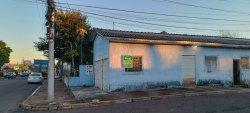 Terreno de esquina com construção no bairro Canudos 