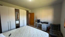 Casa plana com 03 dormitórios no bairro Lomba Grande 