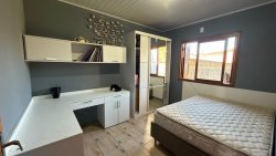 Casa plana com 03 dormitórios no bairro Lomba Grande 