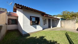 Casa plana com 03 dormitórios no bairro Lomba Grande 