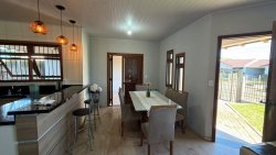 Casa plana com 03 dormitórios no bairro Lomba Grande 