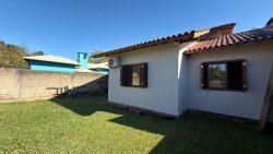 Casa plana com 03 dormitórios no bairro Lomba Grande 