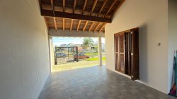 Casa plana com 03 dormitórios no bairro Lomba Grande 