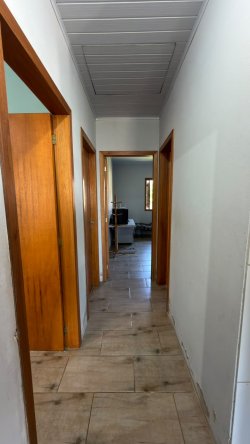 Casa plana com 03 dormitórios no bairro Lomba Grande 