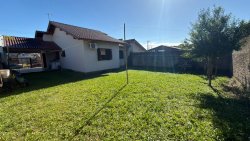 Casa plana com 03 dormitórios no bairro Lomba Grande 