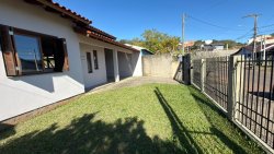 Casa plana com 03 dormitórios no bairro Lomba Grande 