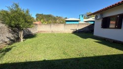 Casa plana com 03 dormitórios no bairro Lomba Grande 