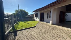 Casa plana com 03 dormitórios no bairro Lomba Grande 