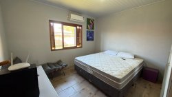 Casa plana com 03 dormitórios no bairro Lomba Grande 