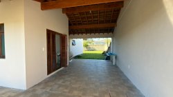 Casa plana com 03 dormitórios no bairro Lomba Grande 