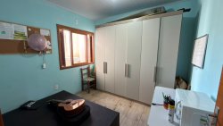 Casa plana com 03 dormitórios no bairro Lomba Grande 