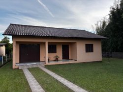 Casa com 02 dormitórios no bairro Lomba Grande 