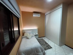 Casa com 02 dormitórios no bairro Lomba Grande 