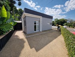 Casa plana com 02 dormitórios sendo 01 suíte no Bairro Primavera 