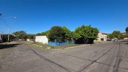 Terreno de esquina com chalé no Bairro Ideal 
