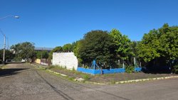 Terreno de esquina com chalé no Bairro Ideal 