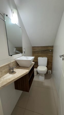 Casa com 03 dormitórios, sendo 01 suíte com closet para locação no bairro Feitoria 