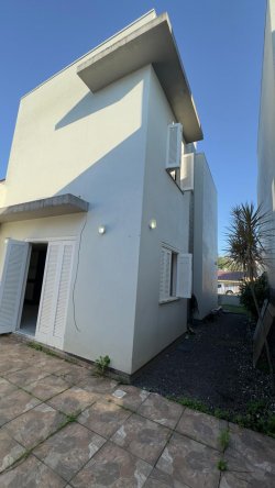 Casa com 03 dormitórios, sendo 01 suíte com closet para locação no bairro Feitoria 