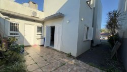 Casa com 03 dormitórios, sendo 01 suíte com closet para locação no bairro Feitoria 