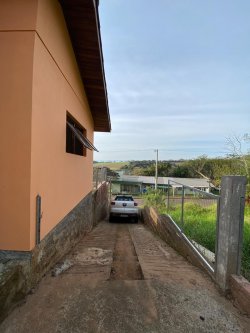 Casa com 02 dormitórios no bairro Lomba Grande 