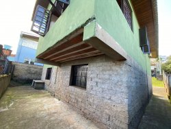 Casa com 03 dormitórios, sendo 01 suíte no bairro Lomba Grande 