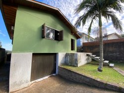 Casa com 03 dormitórios, sendo 01 suíte no bairro Lomba Grande 