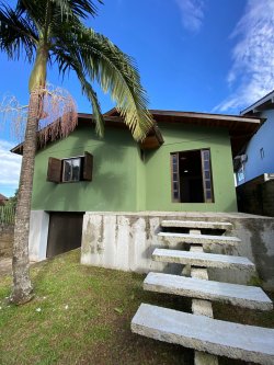 Casa com 03 dormitórios, sendo 01 suíte no bairro Lomba Grande 