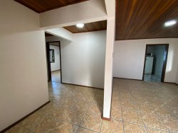 Casa com 03 dormitórios, sendo 01 suíte no bairro Lomba Grande 