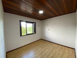 Casa com 03 dormitórios, sendo 01 suíte no bairro Lomba Grande 