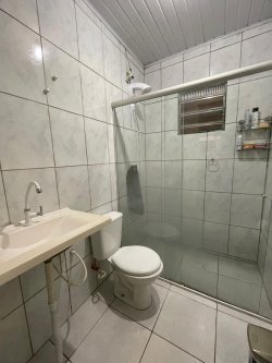 Casa com 04 dormitórios no bairro Lomba Grande 