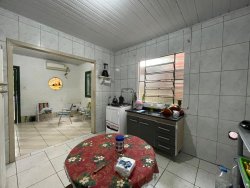 Casa com 04 dormitórios no bairro Lomba Grande 