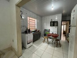 Casa com 04 dormitórios no bairro Lomba Grande 