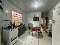 Casa com 04 dormitórios no bairro Lomba Grande 