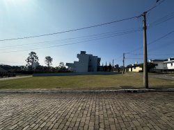 Terreno de esquina com 645m² no Condomínio Terra Verde 