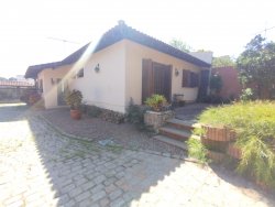 Casa com 03 dormitórios no bairro Vila Nova 