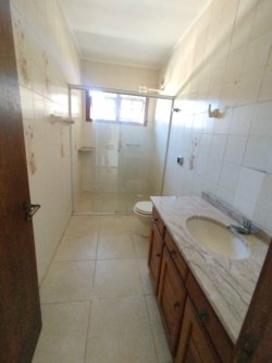 Casa com 03 dormitórios no bairro Vila Nova 